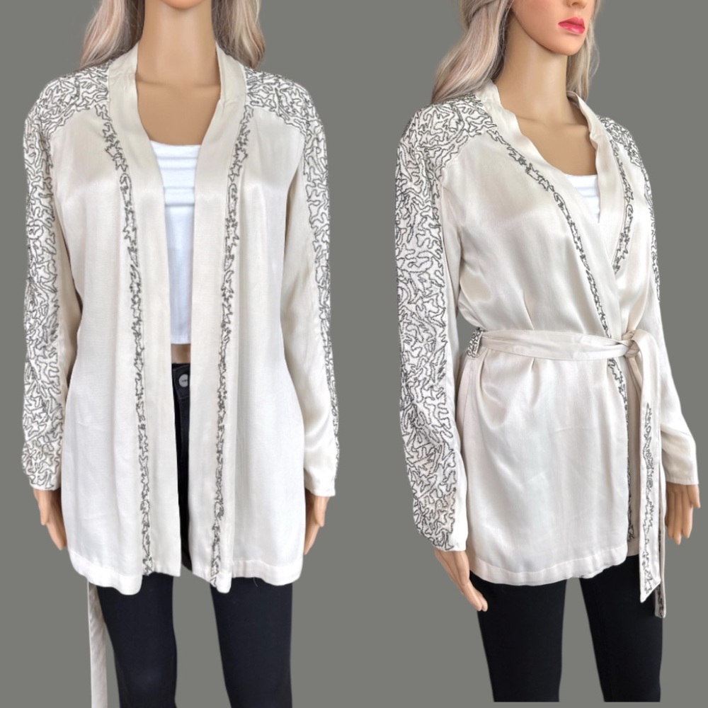 Intropia Elegant Cream Jacket with Intricate Patterns